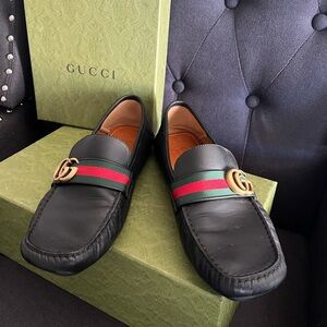 Gucci Black Leather Loafers with Gold Emblem and Green-Red Stripe